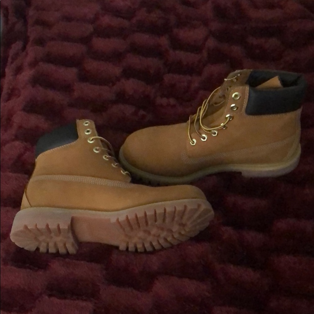 Tim’s worn twice, but wayyyyy too big. Men’s 8
